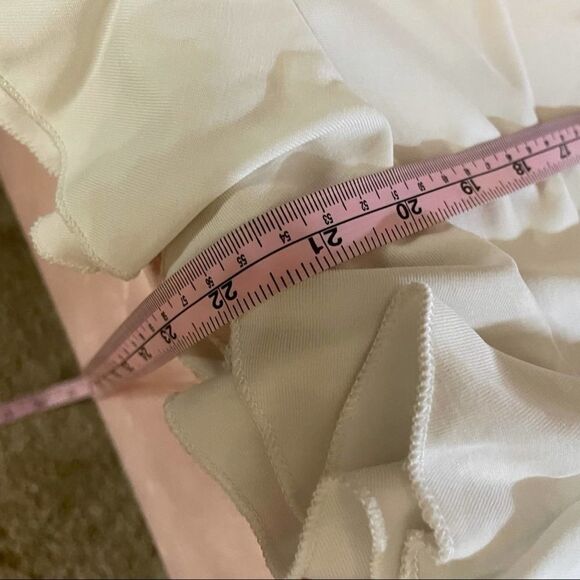 Hailey & Co.Ruffle Shoulder Long Sleeve Top White size Medium - Picture 7 of 8